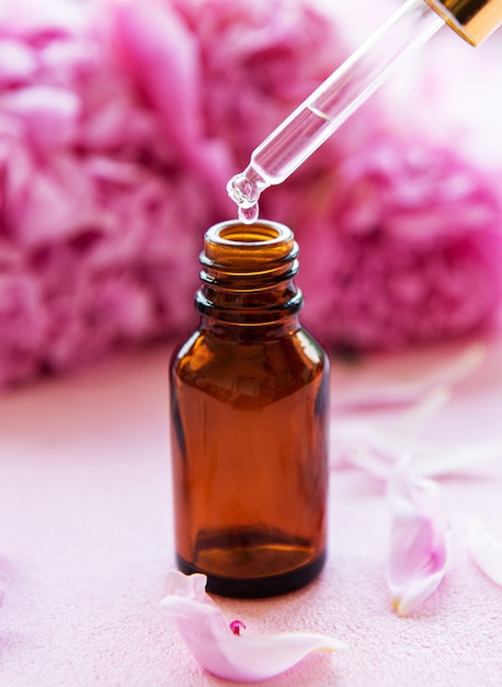 Aromatherapie essentiële oliën en roze pioenrozen