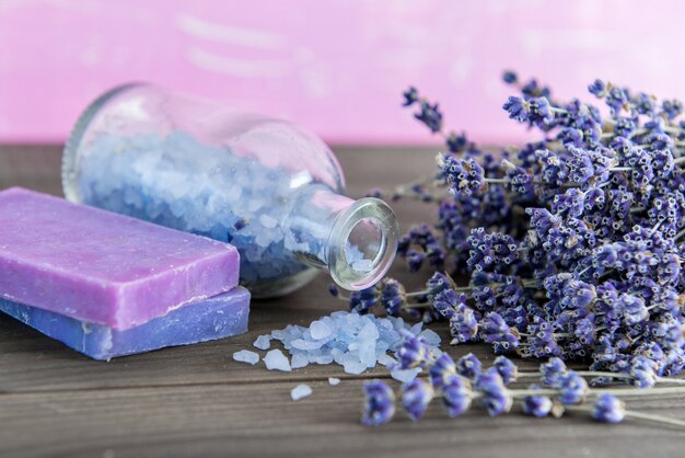 Aromatherapie olie en lavendel spa, wellness met lavendel, zout op een houten achtergrond