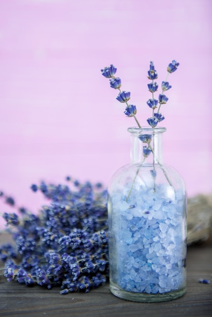 Aromatherapie olie en lavendel spa, wellness met lavendel, zout op een houten achtergrond