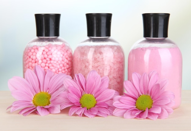 Foto minerali di aromaterapia sale da bagno colorato su sfondo chiaro