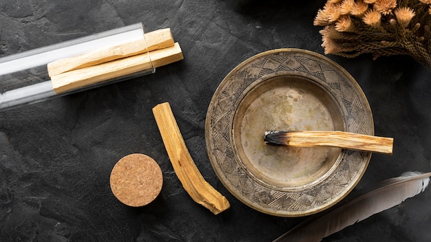 Aromaterapia in legno bastoni ardenti vista dall'alto