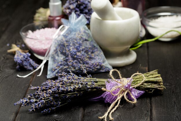 Composizione aromatica di lavanda, erbe, cosmetici e sale