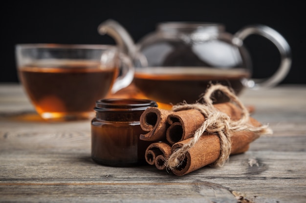 Foto tè alla cannella caldo aromatico sul tavolo di legno