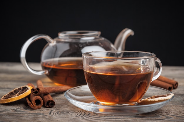 Photo aromatic hot cinnamon tea on wooden table