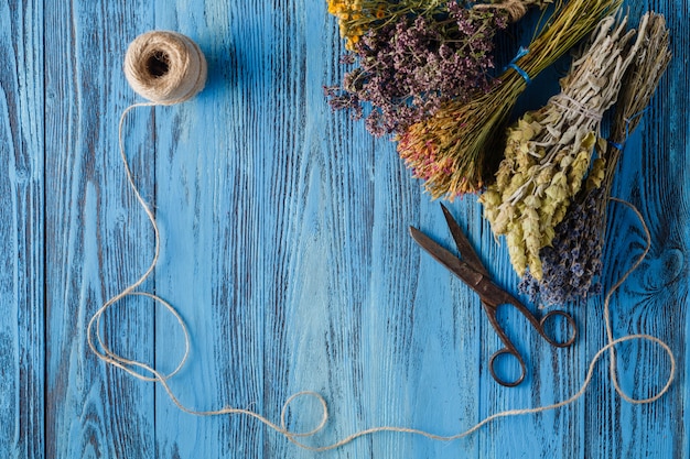 Photo aromatic lavender tea and bunch of lavender