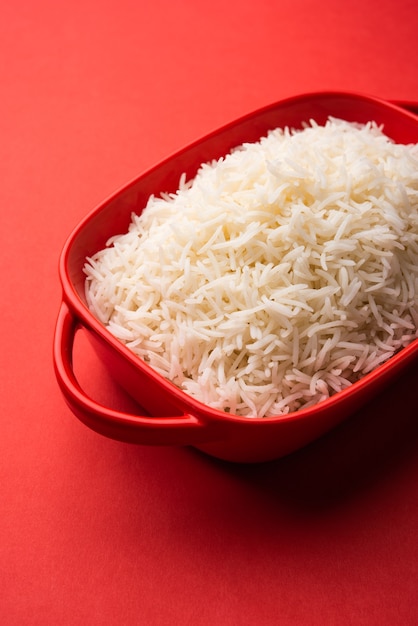 Ароматный рис Лонг басмати, приготовленный без добавок, - это основное индийское блюдо, которое подается в миске. выборочный фокус