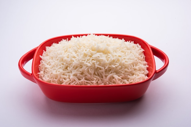 Photo aromatic long basmati cooked plain rice is an indian main course food, served in a bowl. selective focus