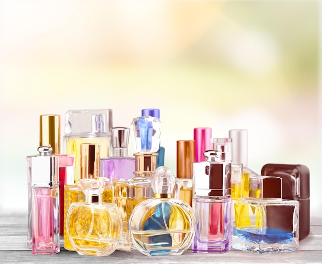 Photo aromatic perfume bottles on golden background