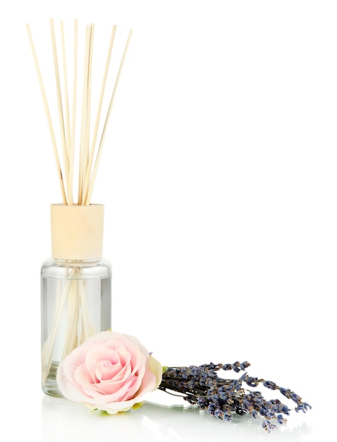 Foto bastoncini aromatici per la casa con odore di lavanda e rosa isolati su bianco