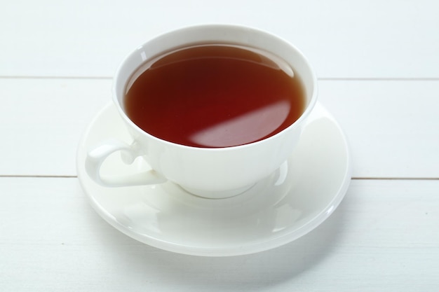 白い木のテーブルの上にあるカップにいお茶
