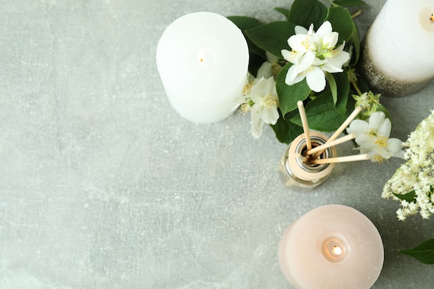 Aromatisch concept met diffuser op grijze getextureerde tafel