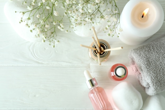 Aromatisch concept met diffuser op witte houten tafel