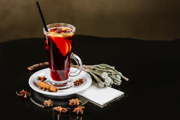 Aromatische glühwein in glas op donkere achtergrond