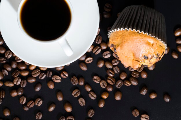 Aromatische koffie met een heerlijk koffiearoma en meelgebak gemaakt van tarwe