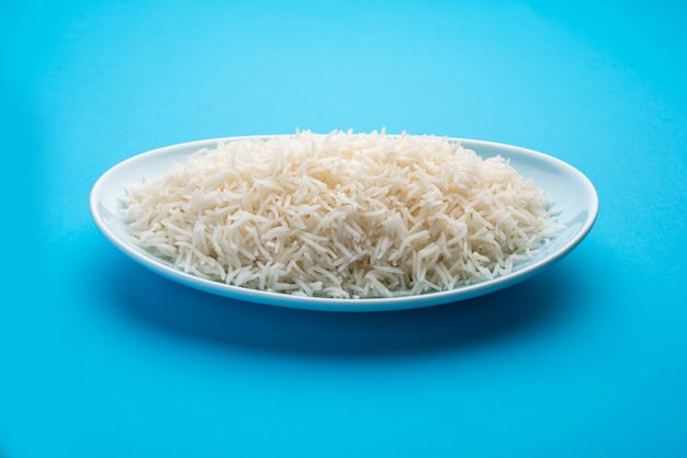 Aromatische Long Basmati gekookte gewone rijst is een Indiaas hoofdgerecht, geserveerd in een kom. selectieve focus