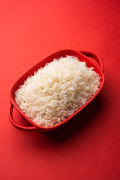 Foto aromatische long basmati gekookte gewone rijst is een indiaas hoofdgerecht, geserveerd in een kom. selectieve focus