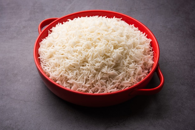 Aromatische Long Basmati gekookte gewone rijst is een Indiaas hoofdgerecht, geserveerd in een kom. selectieve focus