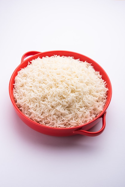 Aromatische Long Basmati gekookte gewone rijst is een Indiaas hoofdgerecht, geserveerd in een kom. selectieve focus