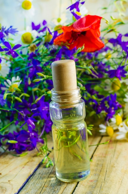 Aromatische olie met de geur van wilde bloemen voor spa