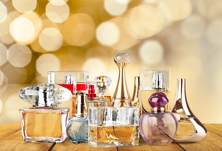 Foto aromatische parfumflesjes op achtergrond