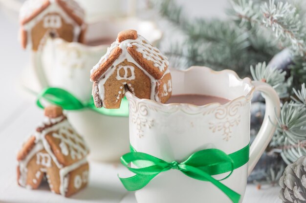 Aromatische peperkoekhuisjes met warme chocolademelk als kerstsnack