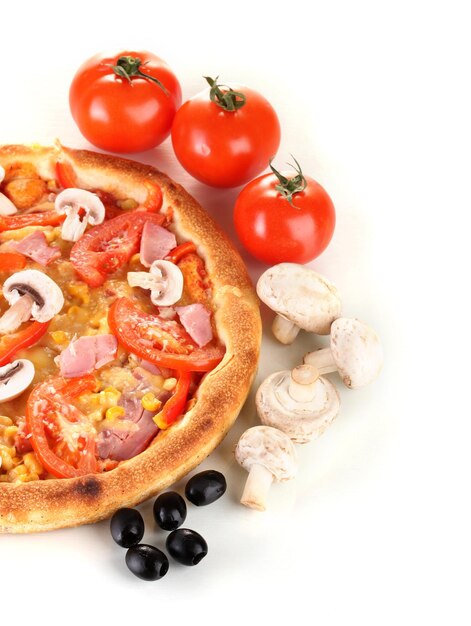 Aromatische pizza met groenten en champignons close-up geïsoleerd op wit