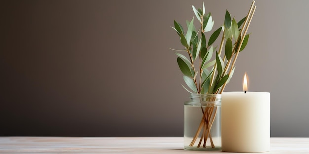 Aromatische rietluchtverfrisser eucalyptusbladeren en een kaars op tafel