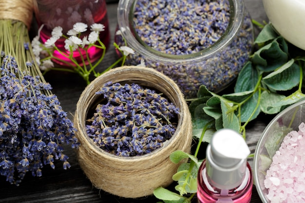 Aromatische samenstelling van lavendel, kruiden, cosmetica en zout op een donker tafelblad