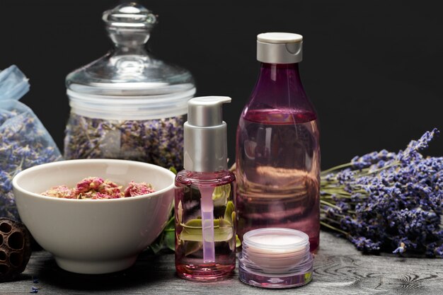 Aromatische samenstelling van lavendel, kruiden, cosmetica en zout op een donker tafelblad