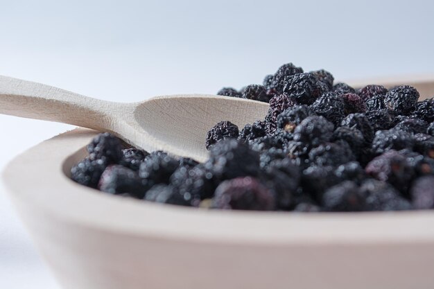 Photo aronia in wooden bowl