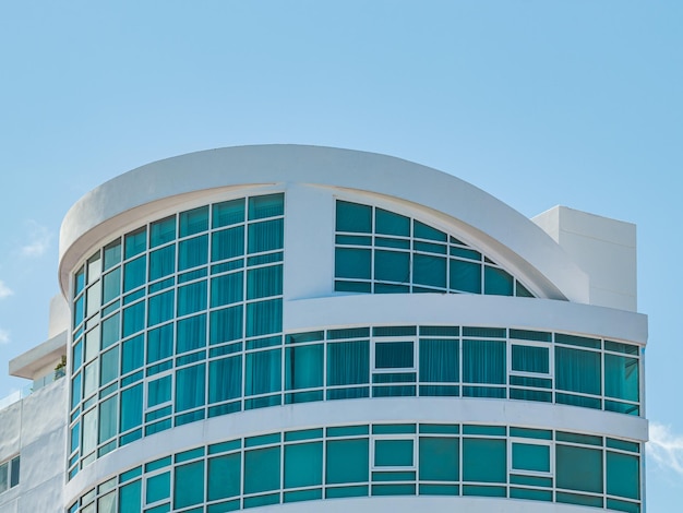 Photo arquitecture modern white arc shape building design with blue windows from puerto rico