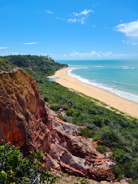 Arraial d'Ajudaは、バイーア州の海岸、ピティンガビーチの崖にあるブラジルの都市ポルトセグロの地区です。