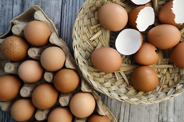 스튜디오에서 날계란을 쟁반에 담다 계란 상품 가격이 오르고 있는 요즘