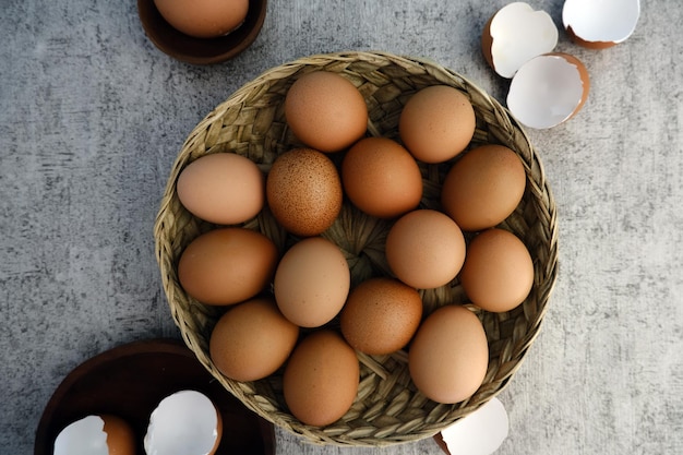 스튜디오에서 날계란을 쟁반에 담다 계란 상품 가격이 오르고 있는 요즘