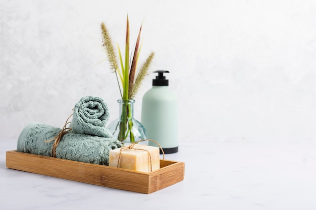 Foto disposizione per il concetto di bagno con sapone e asciugamano in scatola