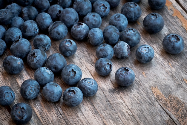 Arrangement blueberries on plank