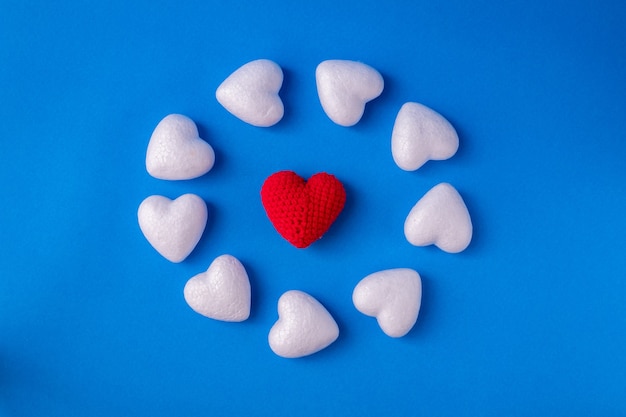 Foto ciclo di arrangiamento a forma di cuore bianco.