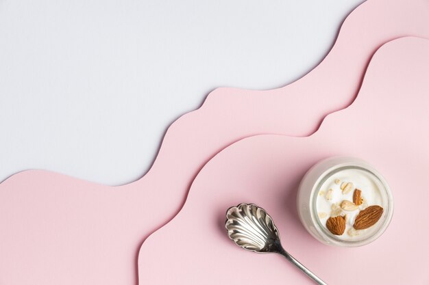 Foto disposizione del delizioso pasto della colazione con yogurt