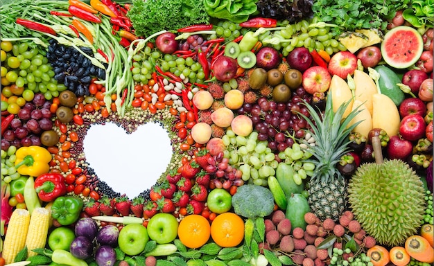 Disposizione diversi ortaggi biologici per mangiare sano e dieta.