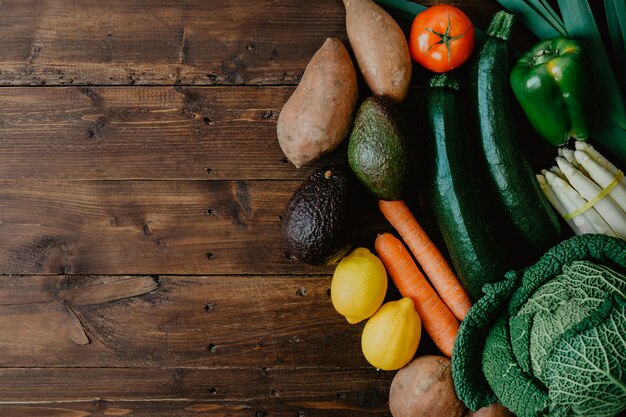 Расположение свежих овощей на столе
