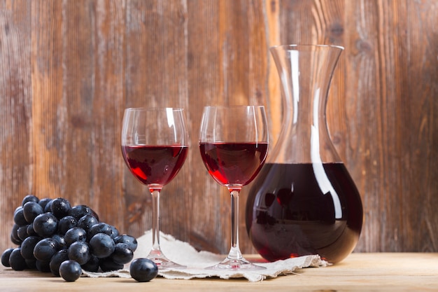 Photo arrangement of glasses and carafe of wine front view