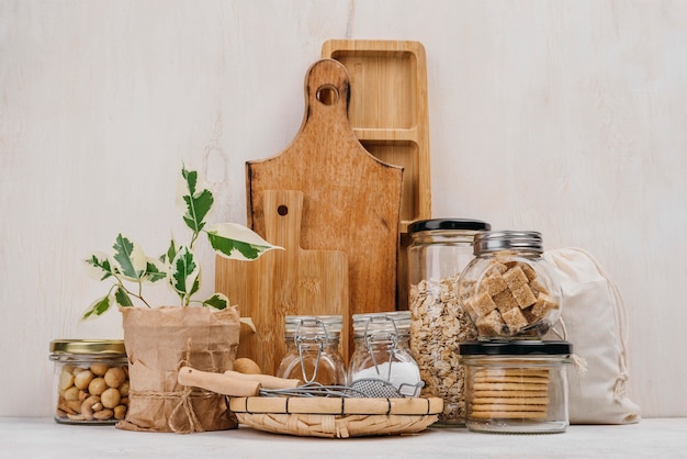 Foto disposizione dei barattoli pieni di ingredienti alimentari