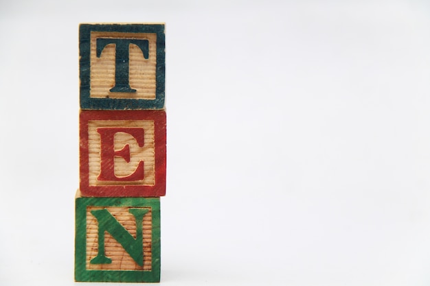 文字の配置は1語「TEN」を形成し、