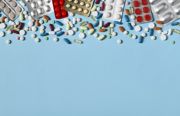 Arrangement of many pills and capsules