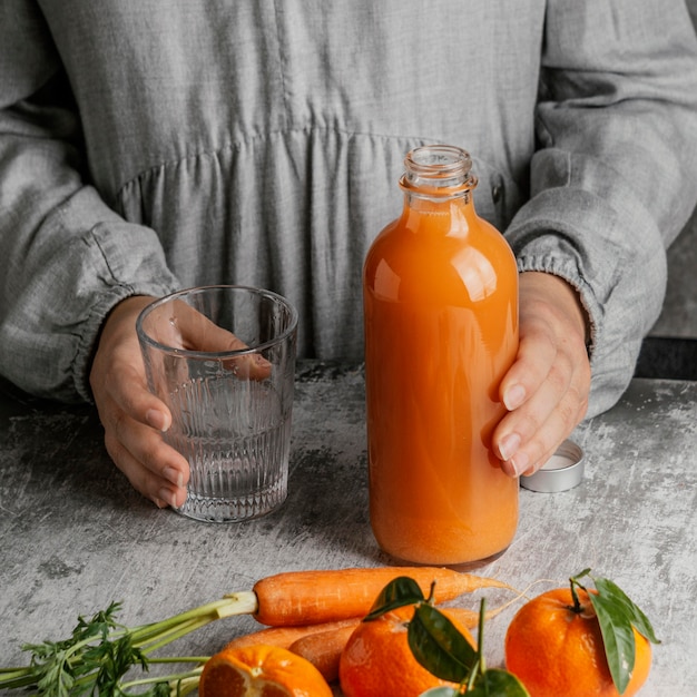 Foto arrangement met gezonde drank gemaakt van wortelen