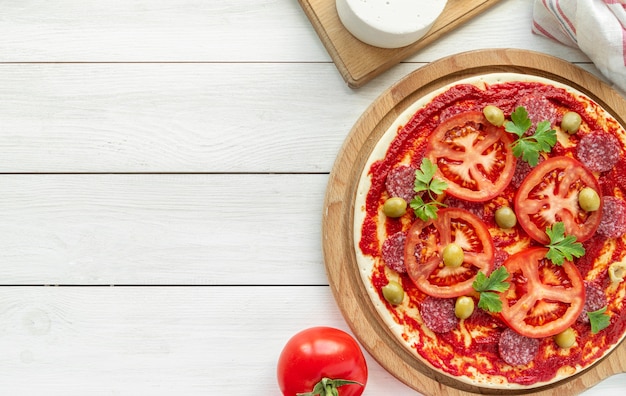 Foto arrangement met heerlijke traditionele pizza