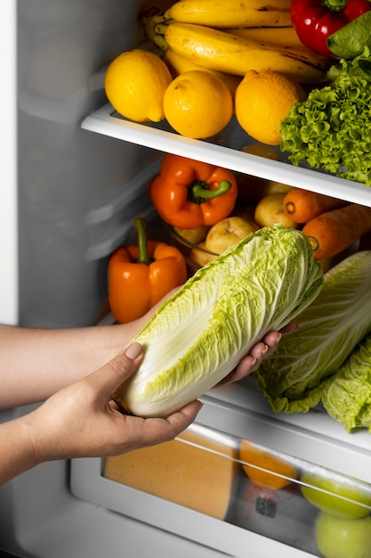 写真 冷蔵庫の中の健康食品の配置