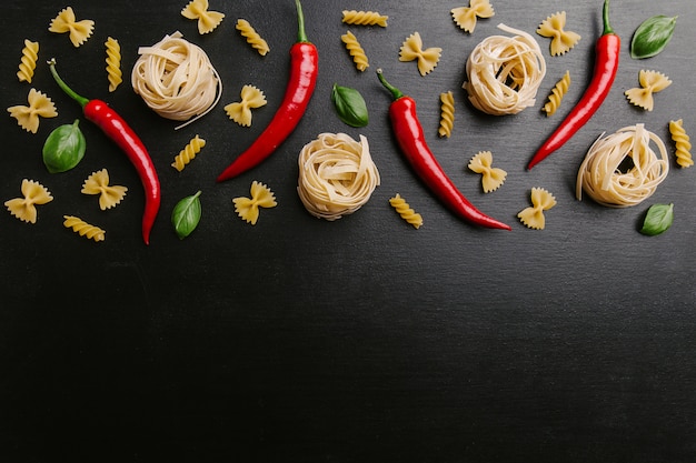 Foto disposizione di pasta e peperoncino