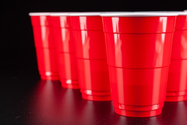 La disposizione di bicchieri di plastica rossi per il gioco del beer pong