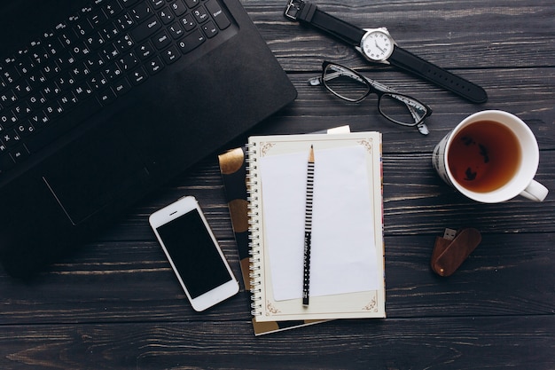 Arrangement of various working objects on desk